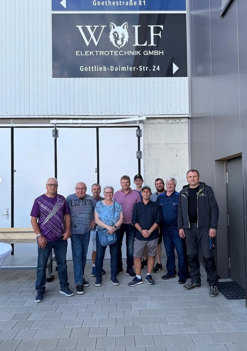Das Team der Wolf Elektrotechnik vor der Firmenhalle